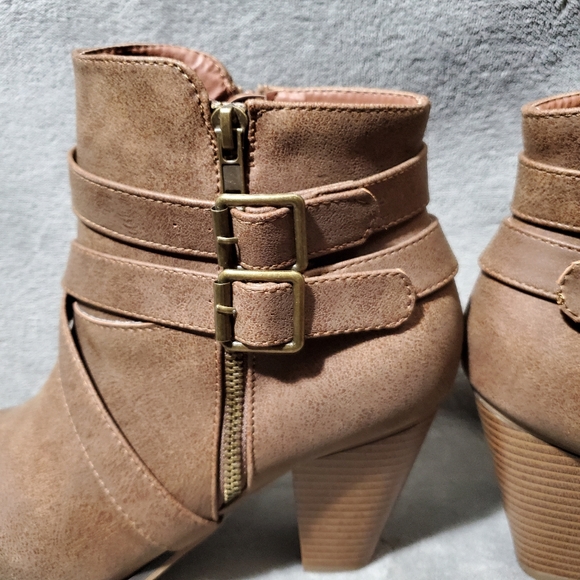 Forever Camila-69 NWOT Faux Leather Buckle and Strap Booties Tan Size 10 - Picture 10 of 12